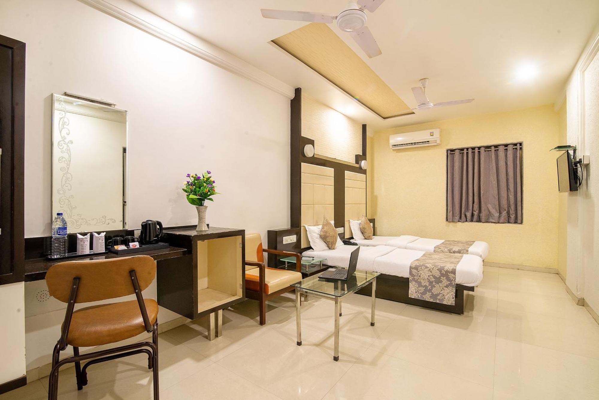 Hotel Satkar 수라트 외부 사진